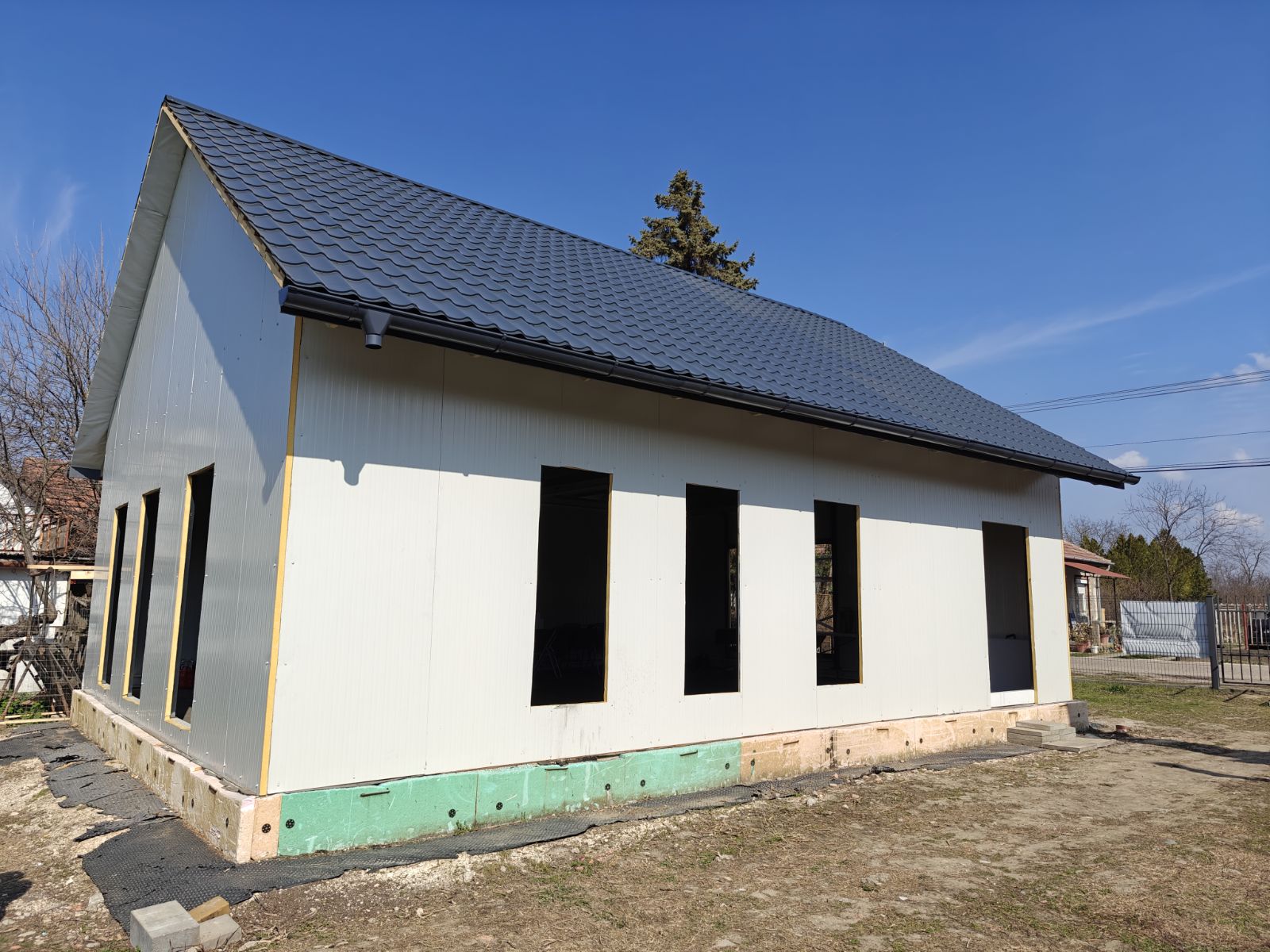 Acélszerkezetes pajtaház homlokzat – SteelTech bemutatóház